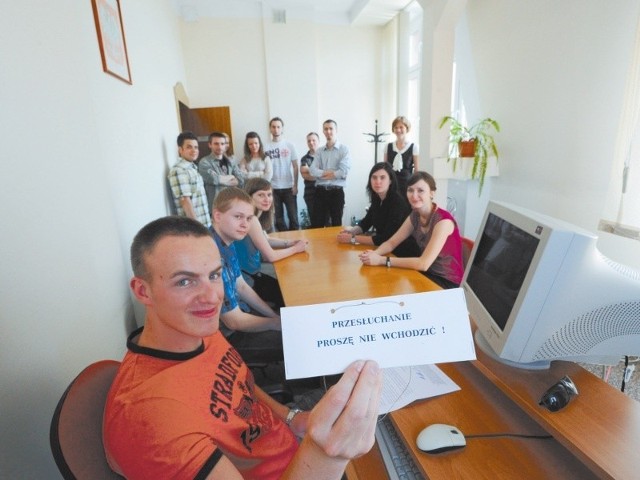 Studenci opolskiego uniwersytetu mieli okazję zobaczyć pokój, w którym Urząd Kontroli Skarbowej przesłuchuje podatników. (fot. Paweł Stauffer)