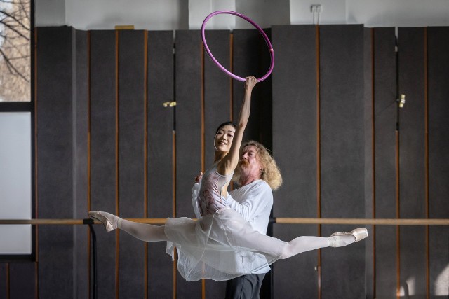 Solistka Opery Bałtyckiej Mayu Takata jako Swanilda i kierownik baletu Wojciech Warszawski, kreujący w spektaklu partię Coppeliusa, podczas próby odbywającej się w sali baletowej