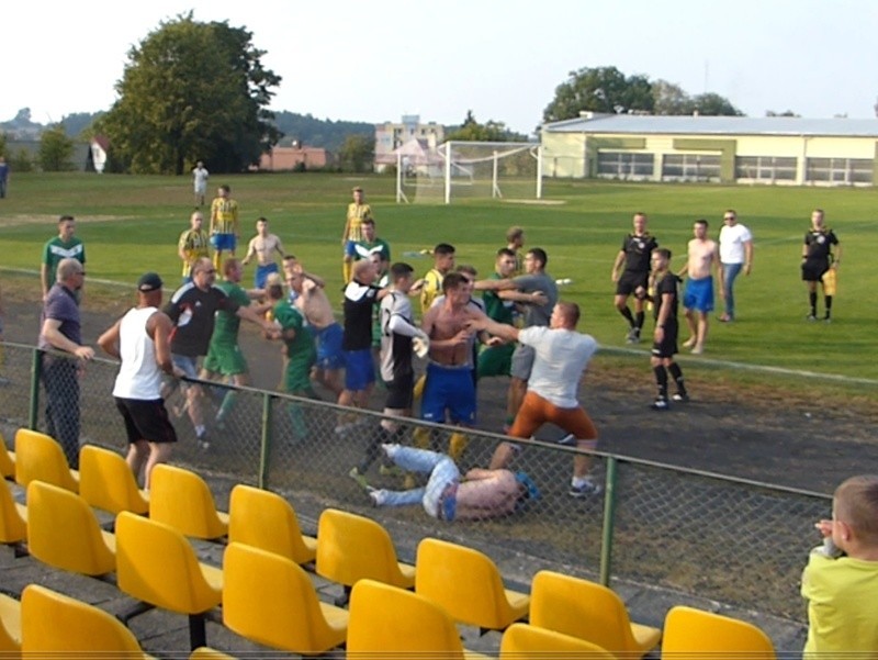 Wtedy przez siatkę stadionu, na którym nie było nie tylko...