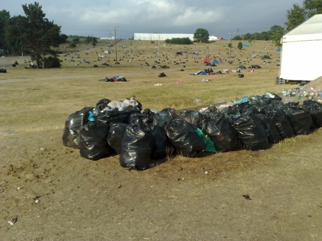 Woodstockowicze zostawili tony śmieci. teraz czas na wielkie sprzątanie.