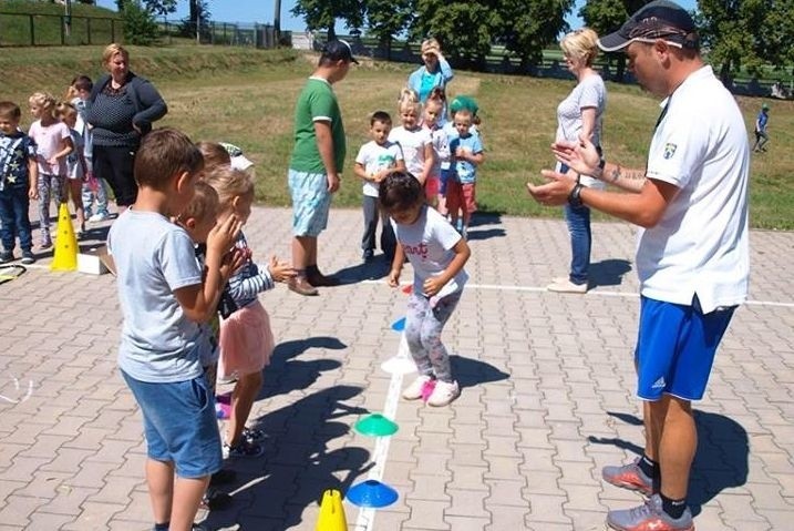 Miśtrzostwa Przedszkolaków w Młodzawach. Około 70 maluchów brało udział w rywalizacji sportowej i nauce wzajemnego wspierania [ZDJĘCIA]