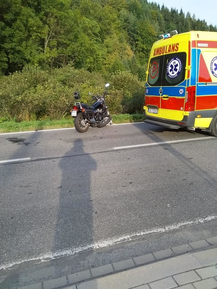 Łąkta Górna. Motocykl najechał na tył samochodu, dwie osoby ranne [ZDJĘCIA]