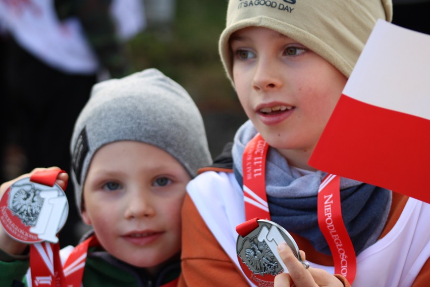 Niepodległościowa Jedenastka w Białym Kościele. Na patriotyczny bieg wyruszyli dorośli i dzieci