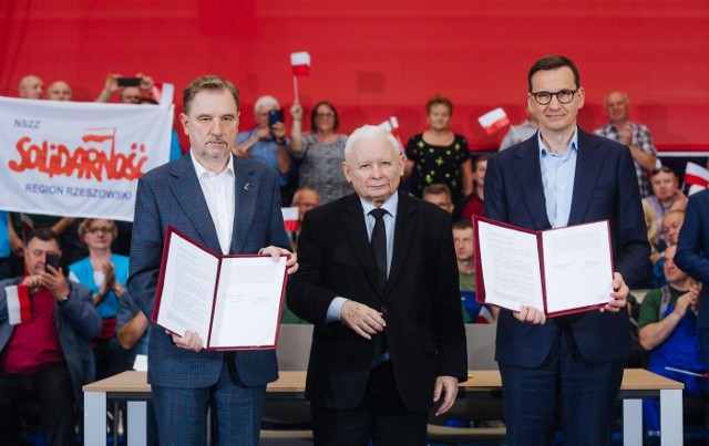 Piotr Duda, Jarosław Kaczyński i Mateusz Morawiecki po podpisaniu historycznego porozumienia