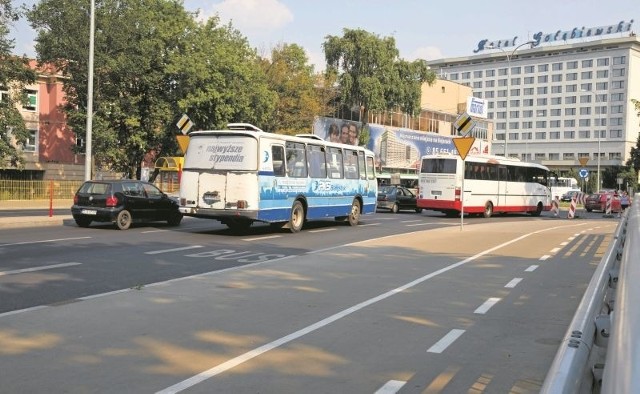 Teraz przy rondzie Lussy został wyłączony w ruchu niewielki odcinek buspasa. Autobusy muszą wjeżdżać na pasy przeznaczone dla samochodów osobowych.