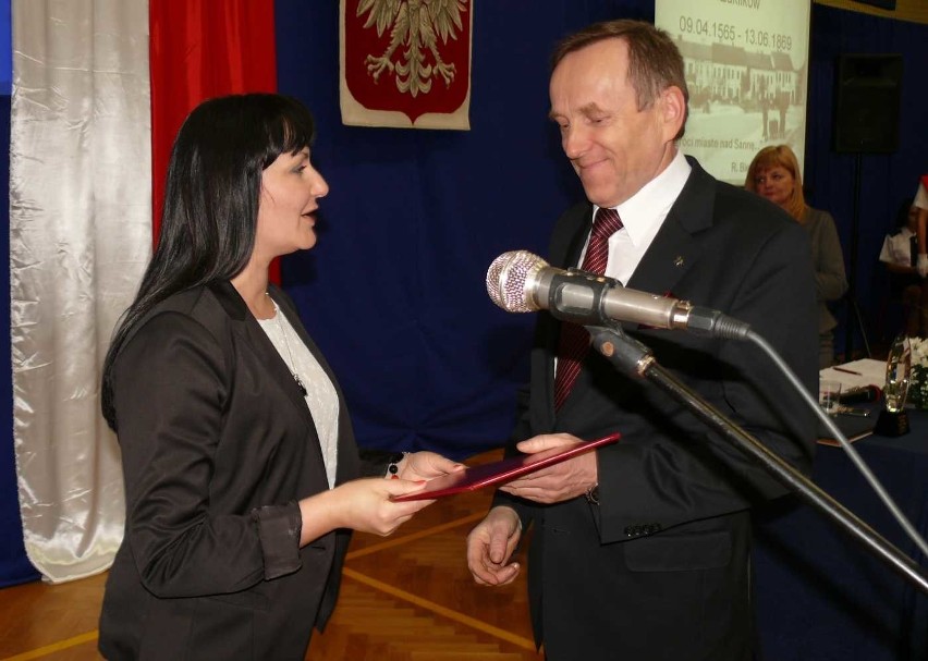 Wojewoda Małgorzata Chomycz-Śmigielska wręczyła burmistrzowi...