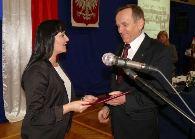 Wojewoda Małgorzata Chomycz-Śmigielska wręczyła burmistrzowi Zdzisławowi Wójcikowi decyzję Rady Mini-strów o nadaniu miejscowości praw miejskich.