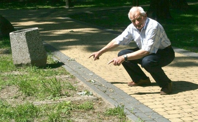 Zbigniew Marchut, społecznik z Niska pokazuje miejsca, gdzie jeszcze w ubiegły piątek stały ławki.