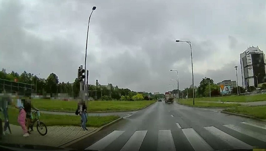 O włos od tragedii w Kielcach. Omal nie rozjechał ludzi, bo... chciał zrobić innemu kierowcy na złość