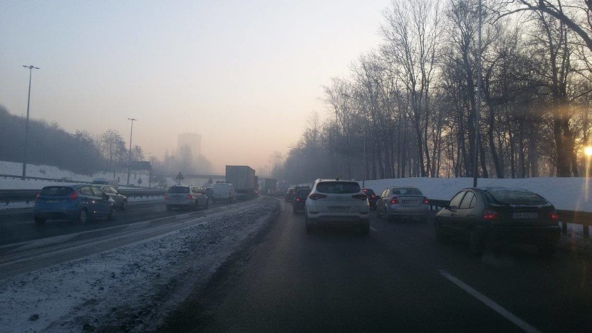 Korek na A4 w Katowicach. Kolizja dwóch aut