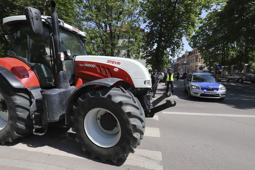 Białystok. Protest podlaskich rolników. Nowe znaki uniemożliwiły dojazd (zdjęcia,wideo)