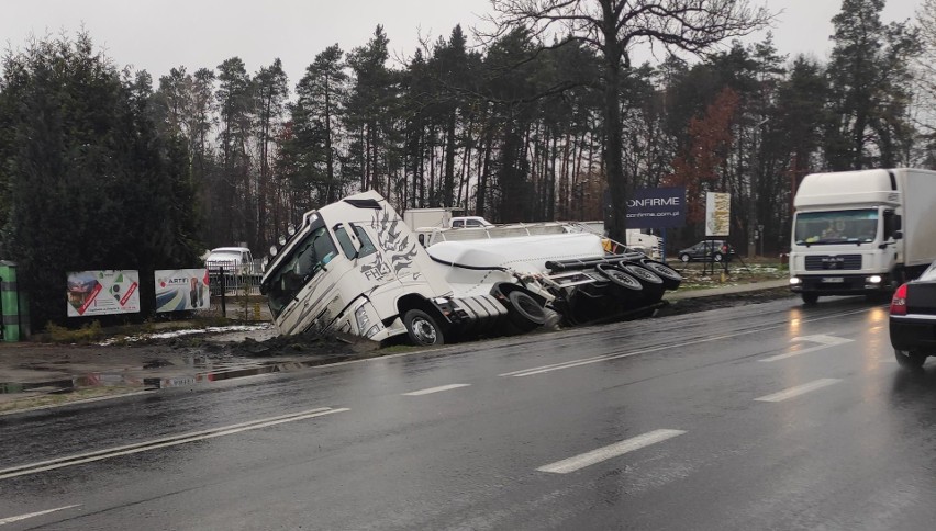 Pod Radomiem doszło do kolizji drogowej samochodu...