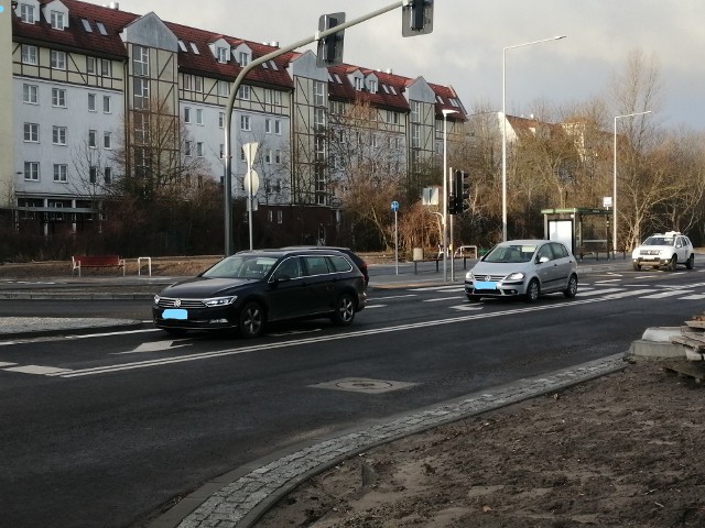 Ul. św. Wawrzyńca jest udostępniona dla ruchu od kilku dni - ale kierowcy nie chcą stosować się do znaków w rejonie jej zbiegu z ul. Kościelną i wjeżdżają w lewo pod wiadukt pasem dla autobusów