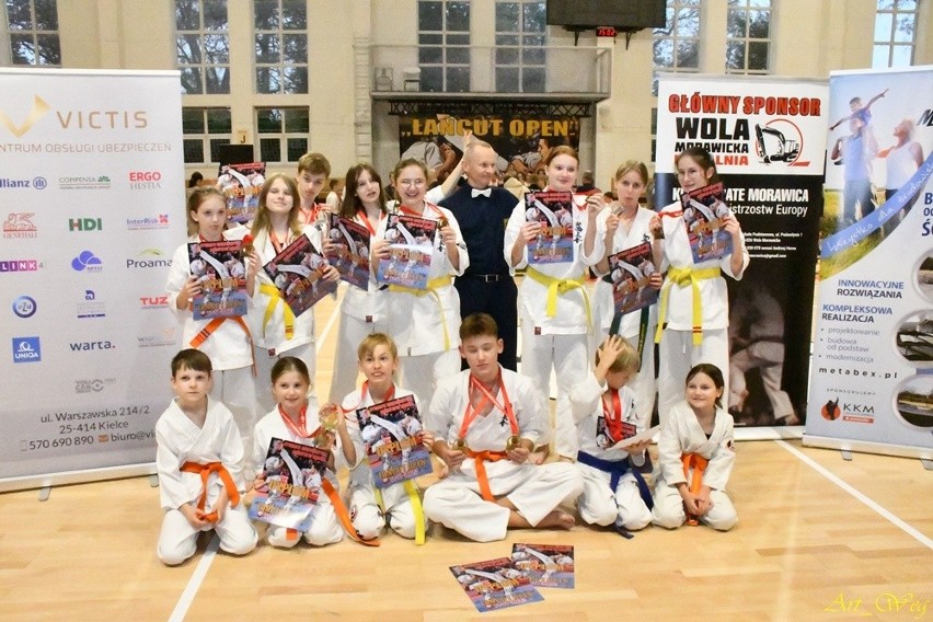 Piętnaście medali dla zawodników Klubu Karate Morawica na zawodach Łańcucie w Święto Niepodległości. Zobacz zdjęcia z tego wydarzenia