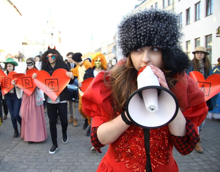 Parada na lubelskim deptaku: Zbliża się Festiwal Teatralny "Zwierciadła" (ZDJĘCIA, WIDEO)