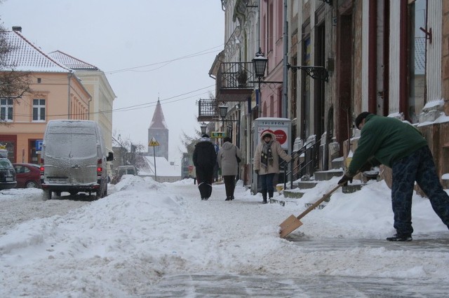 Tak na rynku odśnieżają chodniki