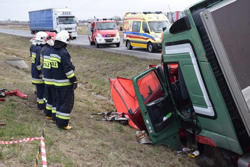 Śmiertelny wypadek na obwodnicy Nowych Skalmierzyc. Samochód...