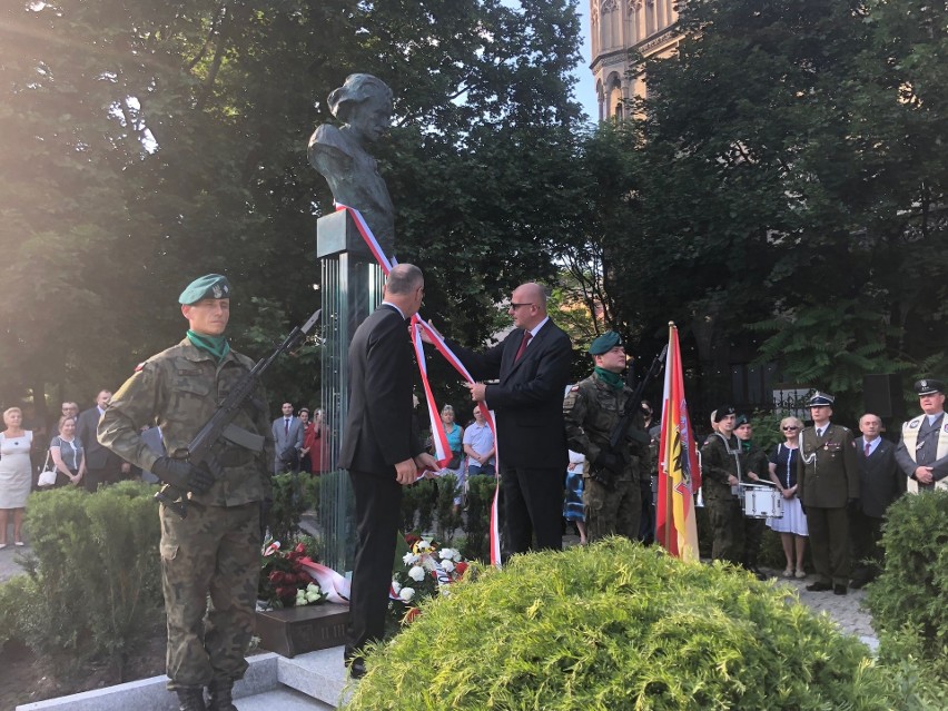  We Wrocławiu stoi już pomnik z okazji 100-lecia niepodległości. To popiersie Paderewskiego (ZDJĘCIA)