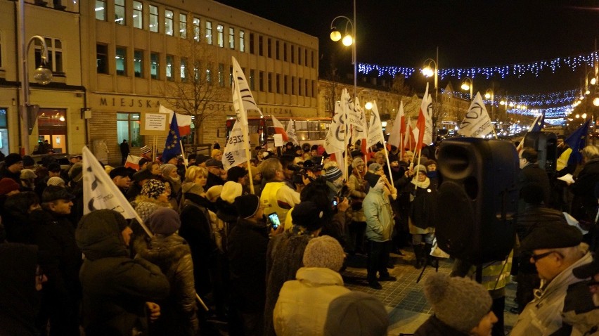 Demonstracja KOD w Częstochowie. "Demokracjo spoczywaj w...