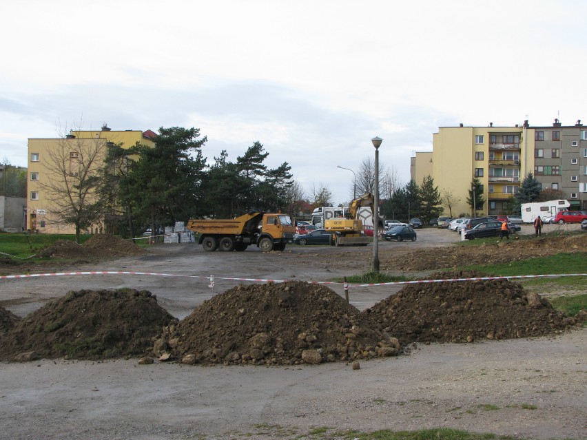 Budują parking z prawdziwego zdarzenia w Olkuszu na os. Młodych