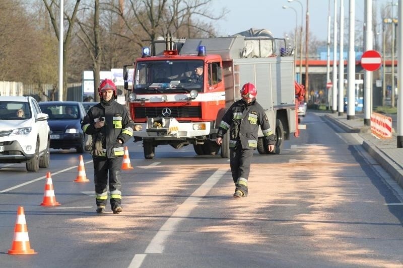 Utrudnienia na Krakowskiej. Strażacy usuwali plamę oleju. Zajęte dwa pasy (FOTO)