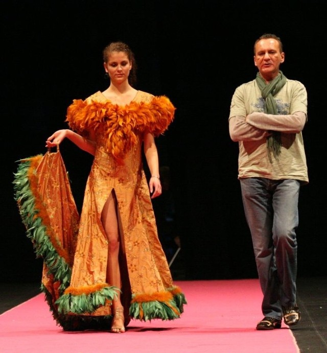 Jarosław Szado podczas pracy z modelkami i modelami, którzy wezmą udział w pierwszej części gali finałowej konkursu Off Fashion. Będzie to pokaz kostiumów z opery "Borys Godunow&#8221;.