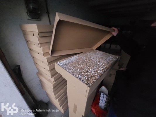 30 tysięcy paczek nielegalnych papierosów w garażu we Włocławku. Ukrył je mężczyzna poszukiwany listem gończym