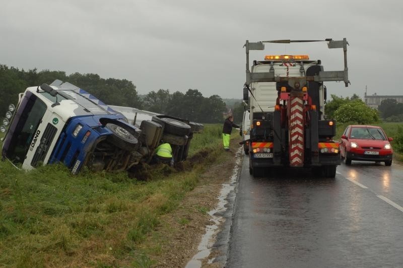 Wypadek pod Mietkowem. Przewrócił się tir (ZDJĘCIA)