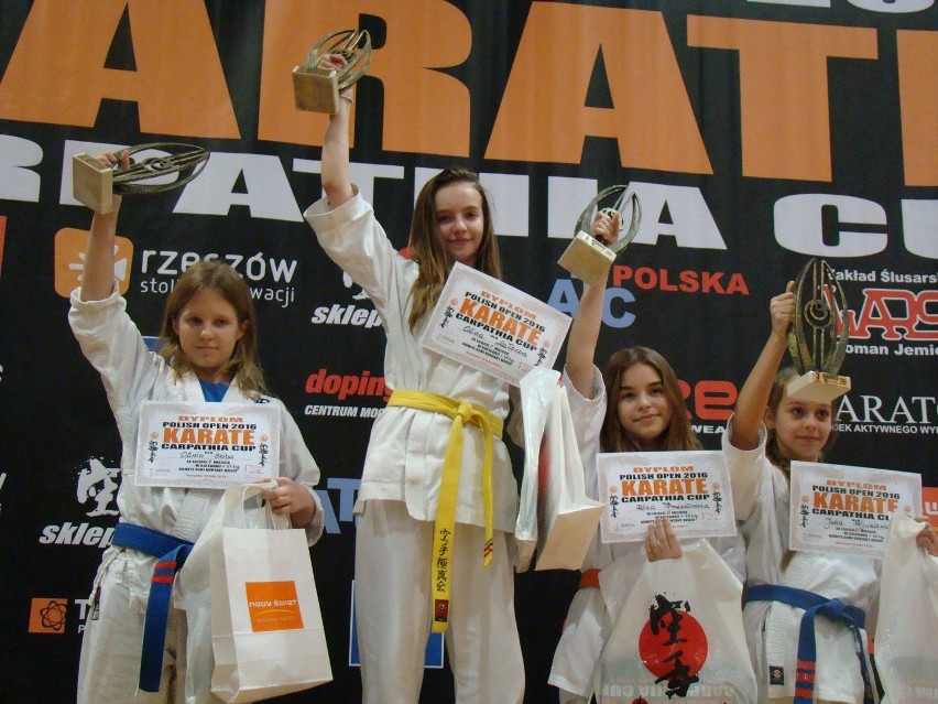 Oliwia Małecka (druga z lewej) świetnie walczyła w...