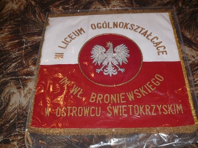 Tak prezentuje się nowy sztandar III Liceum Ogólnokształcącego imienia Władysława Broniewskiego w Ostrowcu.