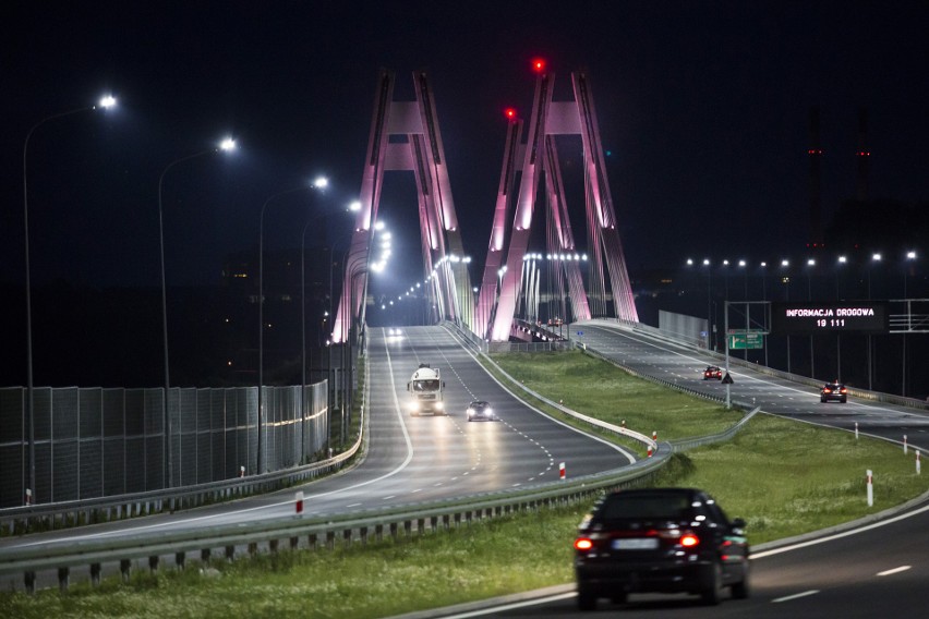 Zjawiskowa iluminacja nowego mostu na obwodnicy Krakowa [ZDJĘCIA]