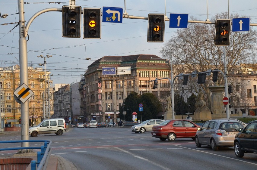 Wrocław: Chaos na placu Jana Pawła II. Nie działała sygnalizacja świetlna (ZDJĘCIA)