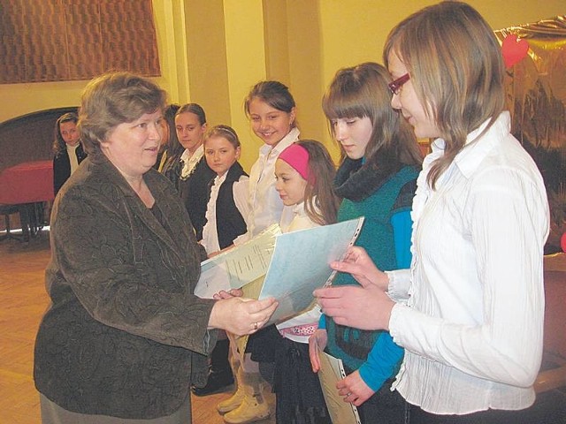 Nagrodzeni stypendyści z Kożuchowa. Dyrektor E. Maślankowska wręcza stypendium Natalii Półtorak z kl. VI b