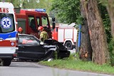 Śmiertelny wypadek w Suminie (gmina Lyski). Osobowa honda uderzyła w przydrożne drzewo, kierowca był na miejscu reanimowany 