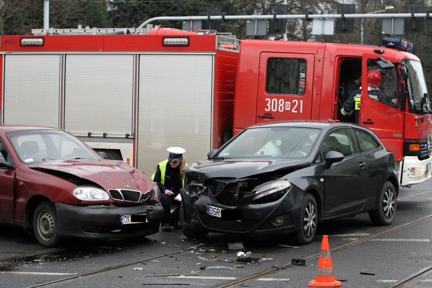 Wypadek na skrzyżowaniu Wyszyńskiego i Sienkiewicza. Trzy osoby są ranne (ZDJĘCIA)