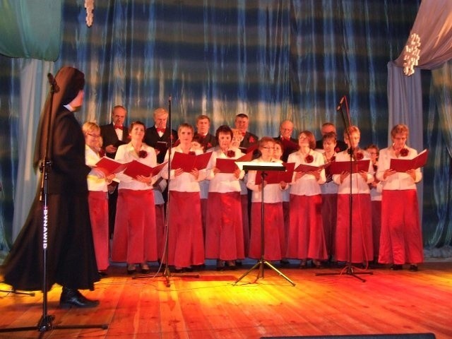 Chór "Jubilate Deo&#8221; z Parafii Świętej Trójcy w Lipsku otrzymał owacje publiczności.