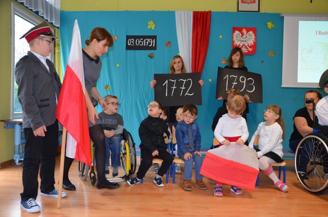 Dzieci pamiętają o historii Polski.