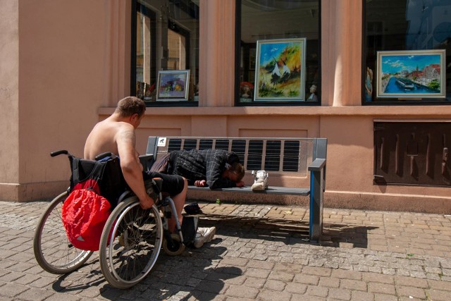 27.06.2020 bydgoszcz rog ulic gdanska dworcowa pomorska bezdomny . fot: arkadiusz wojtasiewicz/polskapress