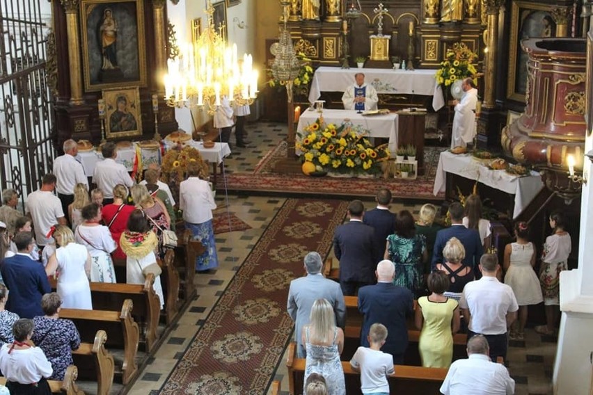 Gminne dożynki w najmniejszym mieście w Polsce. Święto plonów połączone było z jubileuszem 750-lecia lokacji Opatowca [ZDJĘCIA] 