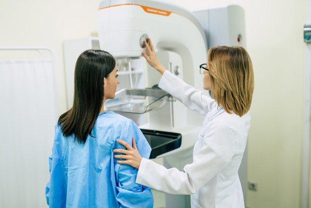 Regularne robienie mammografii pozwala na wczesne wykrycie zmian nowotworowych zachodzących w piersiach.