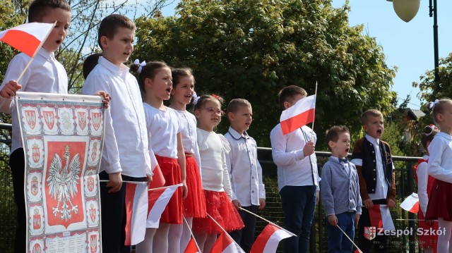 Dzieciaki z Zespołu Szkół w Osieku zaśpiewały piękne, patriotyczne piosenki