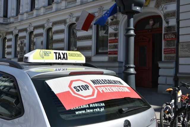 Taksówkarze protestują przeciwko tolerowanej przez rząd działalności nielegalnych przewoźników.