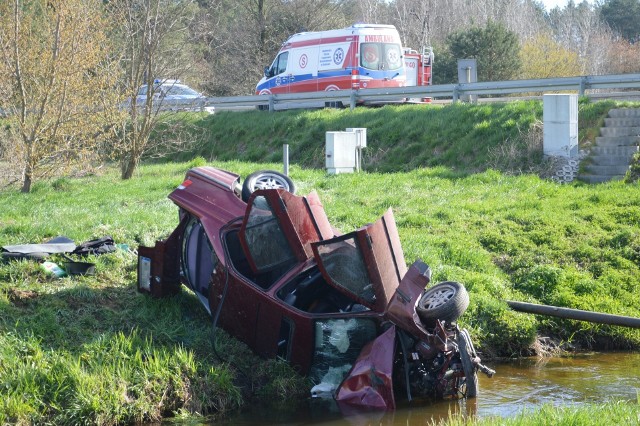 Do wypadku doszło w sobotni poranek, 24 kwietnia. Kierowca BMW wypadł z drogi, przekoziołkował i wylądował w rowie tuż przy rzece.