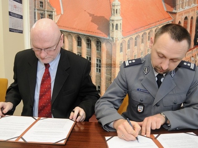 Michał Zaleski podpisał umowę z Wojciechem Machelskim. Dzięki niej na ulice wyjdzie więcej policjantów