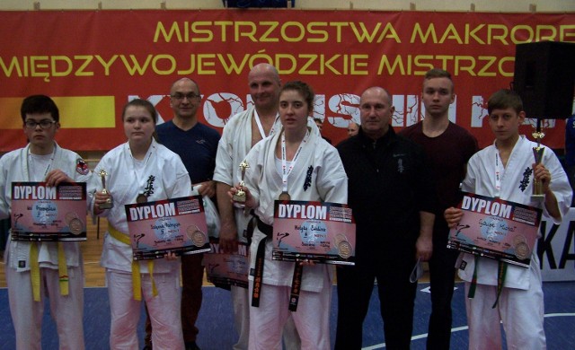 klubowe Drużyna Tarnobrzeskiego Klubu Kyokushin karate po turnieju w Leżajsku.