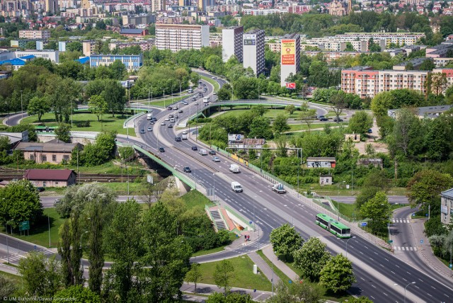 Opublikowane ostatnio wyniki TomTom Traffic Index 2016 – corocznego raportu dotyczącego najbardziej zakorkowanych miast na świecie – pokazują, że w Białymstoku spadł poziom zatłoczenia i wynosi on 23%. Nasze miasto znalazło się na 10 miejscu, jest więc jednym z najmniej zatłoczonych polskich miast.– Białystok z pewnością może poszczycić się dobrymi drogami – mówi zastępca prezydenta Białegostoku Adam Poliński. – Niski wskaźnik „zakorkowania”, a przy tym wzrost możliwości płynnego poruszania się po mieście to dobra wiadomość dla białostockich kierowców – dodaje.