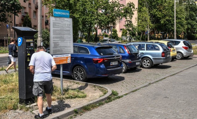 Nie zawsze na parkingach zarabia szpital. Często teren przed szpitalami należy do miasta i jest dzierżawiony innym firmom.