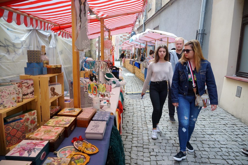 Cotygodniowy jarmark przy Szambelańskiej. Zobacz zdjęcia sprzedawanych produktów