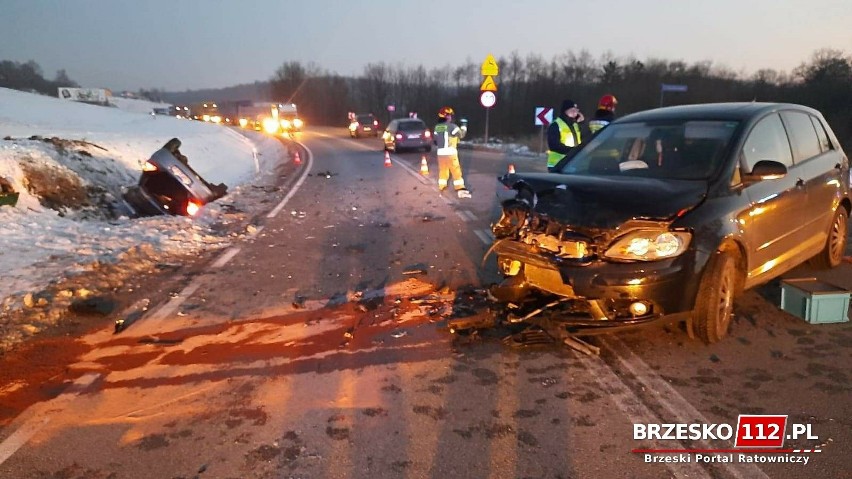 Wypadek z udziałem dwóch samochodów na DK75 w Okocimiu,...