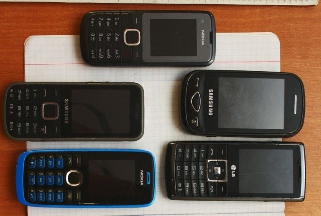 Policjanci zabezpieczyli pięć telefonów komórkowych, z których prawdopodobnie wykonywane były połączenia.
